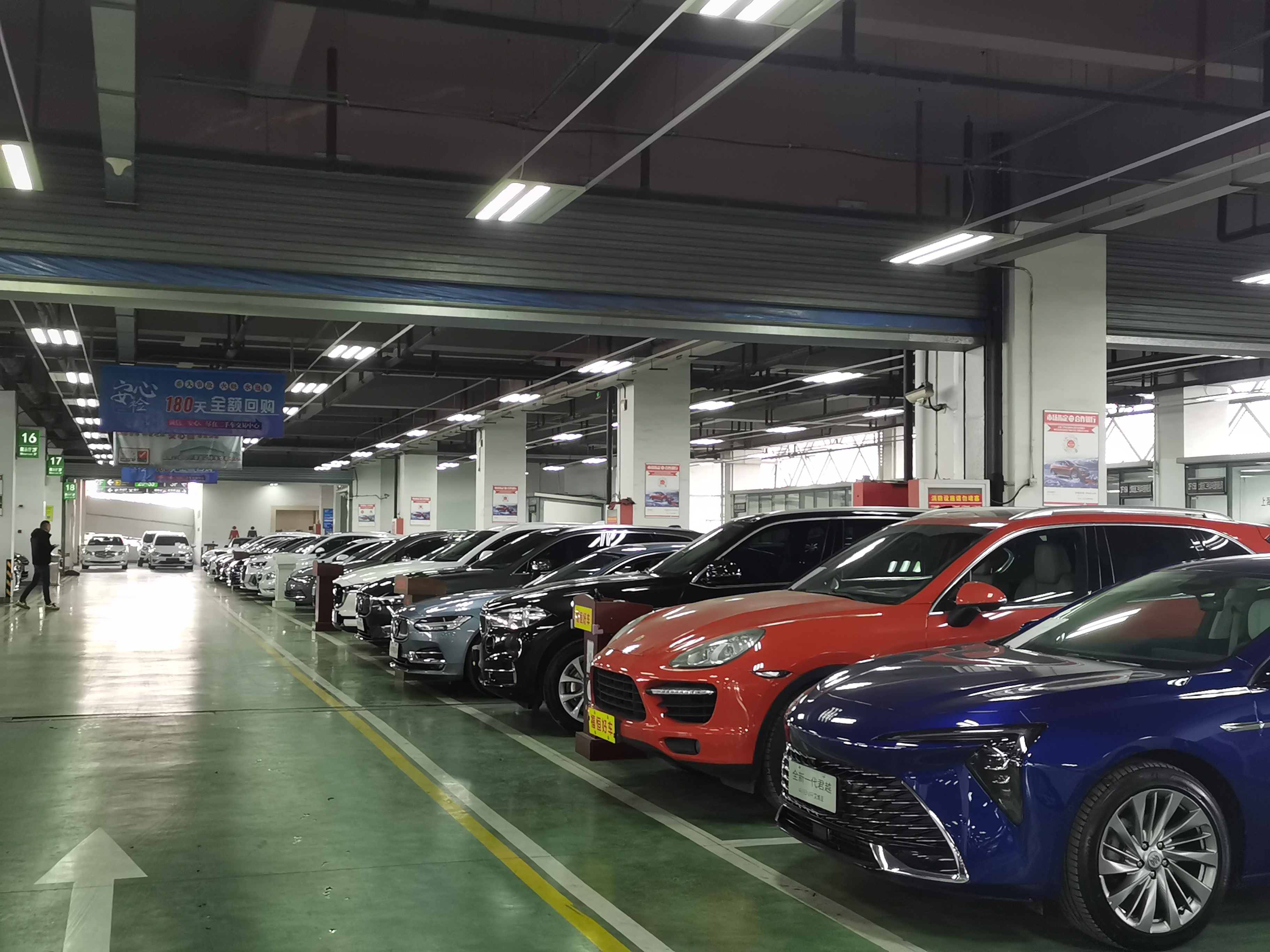 新車價格“跌倒”二手車行業(yè)“吃不飽”！超九成車商虧損“撿Kaiyun網(wǎng)址 開云漏”機(jī)會來了？(圖2)