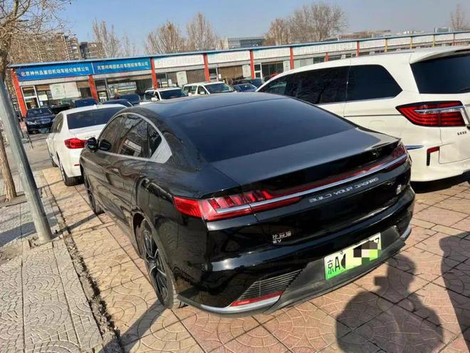 kaiyun網(wǎng)站新車頻繁降價(jià)二手車連續(xù)暴跌新能源二手車流通成難題(圖3)